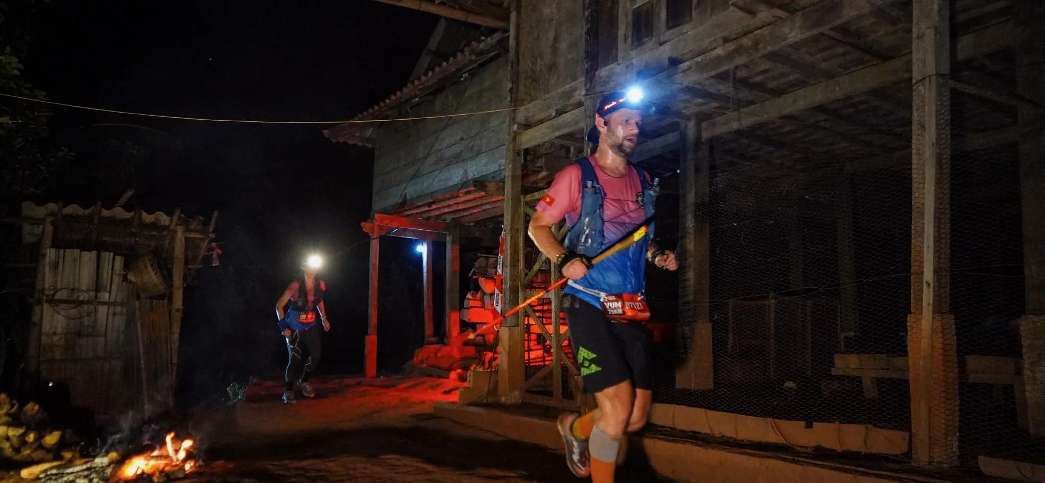 Trail runners met hoofdlampen tijdens een nachtelijke ultra in Vietnam